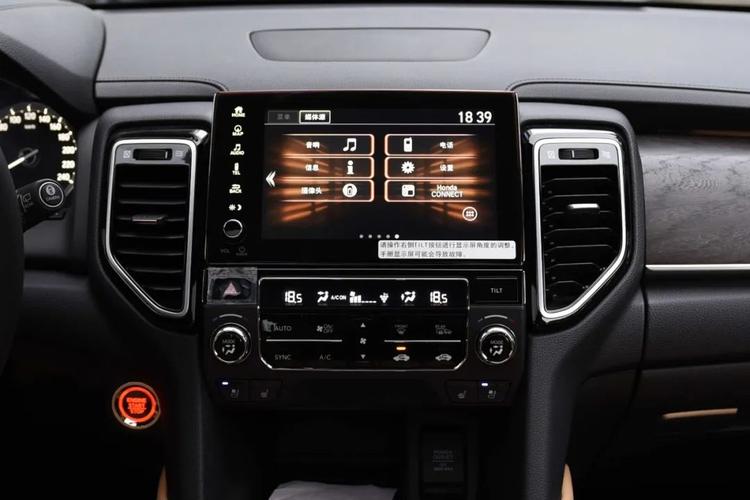 新车全系标配了8英寸中控屏,具备电动角度调节功能,避免屏幕反光.